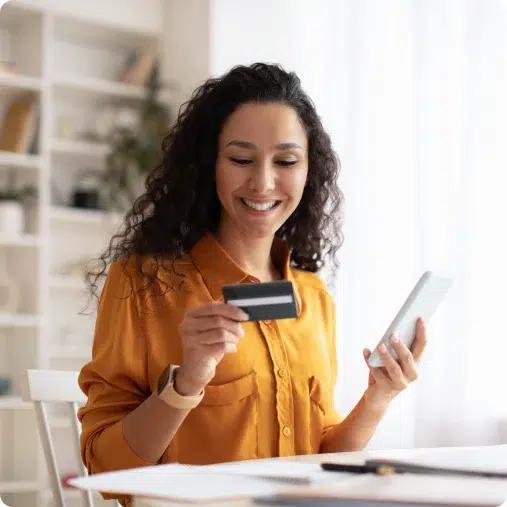 Utilisatrice de la carte cadeau Gifteo faisant ses achats en ligne